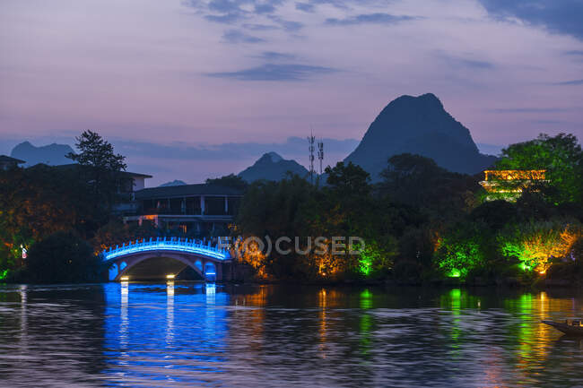Illuminated bridge in the centre of Guilin — Stock Photo