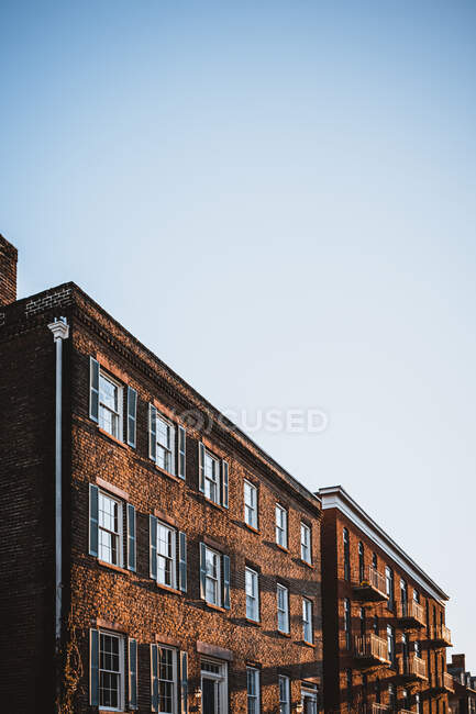 Façade de bâtiment en brique attraper la lumière du matin, centre-ville de Savannah, Géorgie — Photo de stock