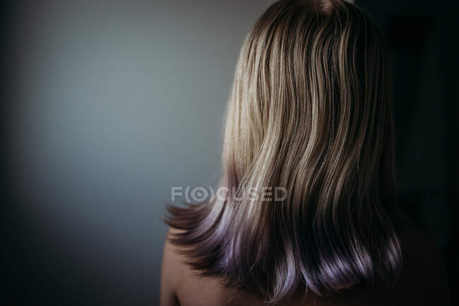 Gros plan du dos des cheveux de la jeune fille avec des pointes violettes — Photo de stock