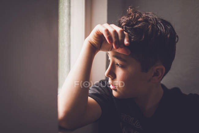 Retrato de um jovem menino bonito — Fotografia de Stock