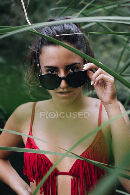 Молодая девушка в солнечных очках на природе — стоковое фото