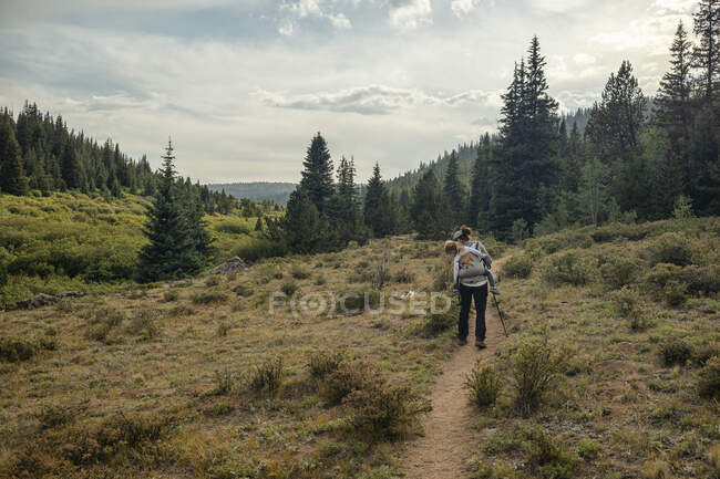 Mother and daughter hiking in the Wilderness — Stock Photo