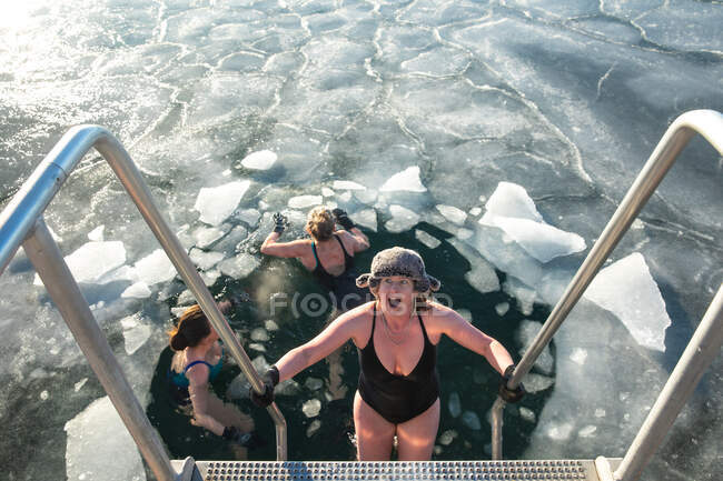 Drei Frauen beim Winterschwimmen im Eis an einem sonnigen Tag in Kopenhagen — Stockfoto