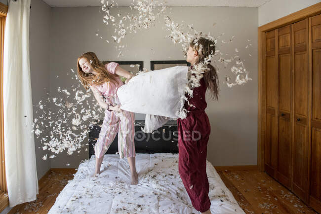 Two girls playing in bedroom at home — Stock Photo