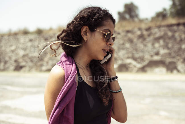 Mexicano jovem mulher na moda no telefone na natureza seca — Fotografia de Stock