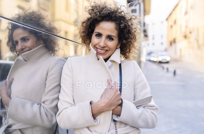 Retrato de mujer hermosa en la ciudad - foto de stock