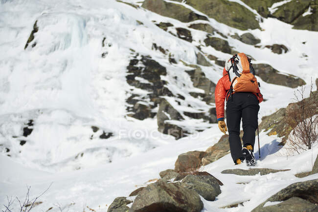 Scalatore di ghiaccio maschile si avvicina a una scalata di ghiaccio nel New Hampshire — Foto stock