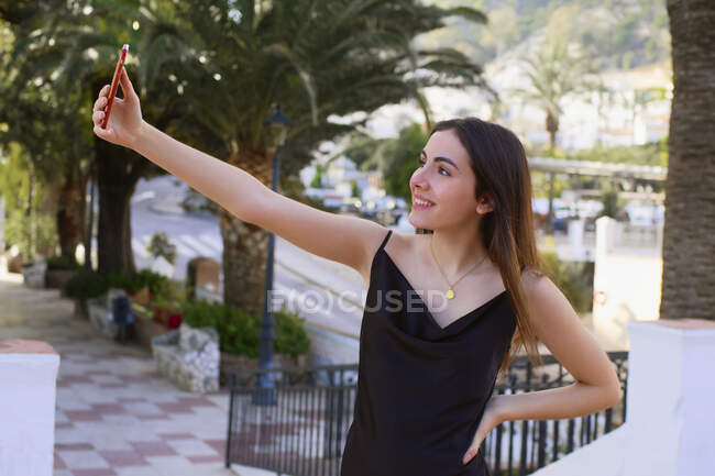 Jeune adolescente fait un autoportrait avec son mobile dans un ci — Photo de stock