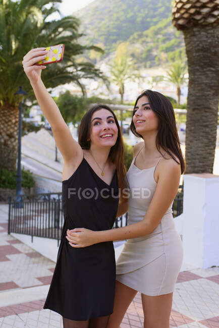 Дві молоді сестри - підлітки роблять автопортрет з мобільним телефоном. — стокове фото