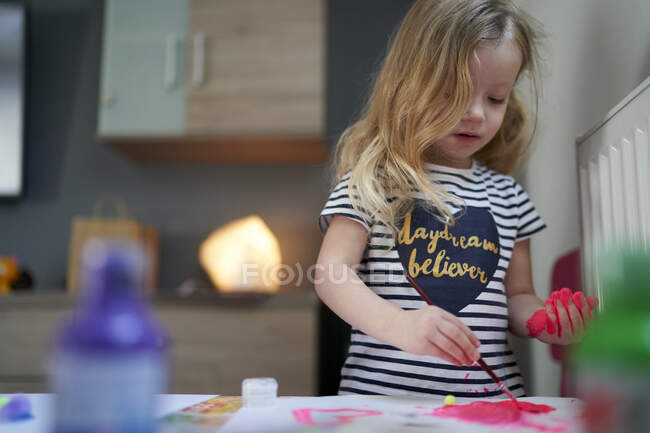 Nettes kleines Mädchen malt im Kindergarten — Stockfoto