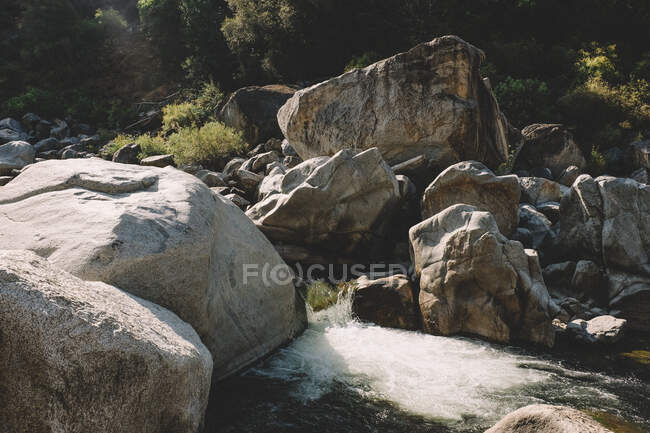 Fluxos de água em torno de pedras de granito no rio Yuba do Sul — Fotografia de Stock