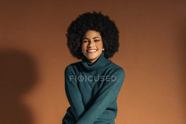 Щаслива жінка афро портрет — стокове фото