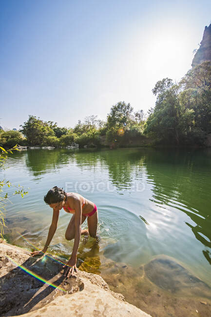 Giovane donna rilassante dal lago in estate — Foto stock