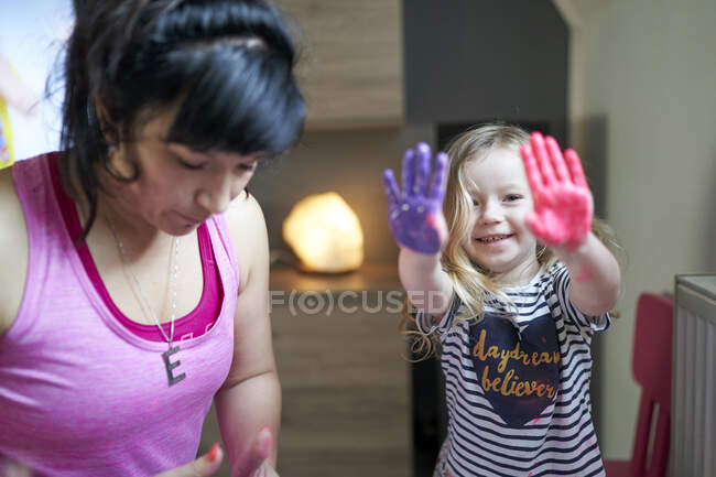 Menina bonito com professor pintura no jardim de infância — Fotografia de Stock