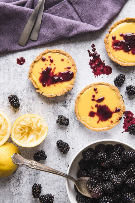 Hausgemachte Zitronenkuchen mit frischen Beeren und Minze auf einem weißen Teller. Ansicht von oben. — Stockfoto