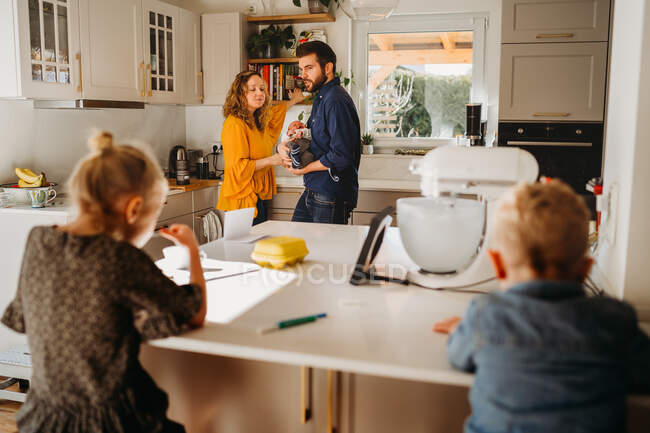 Família branca reunida na cozinha em casa durante a quarentena vívida — Fotografia de Stock
