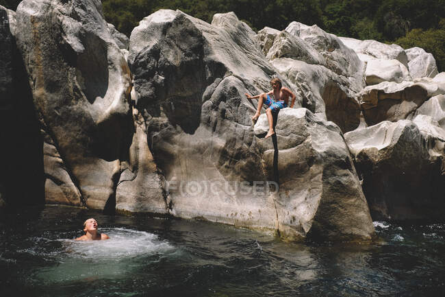 Boy Comes Up for Air dans un trou de baignade local dans la chaleur estivale — Photo de stock