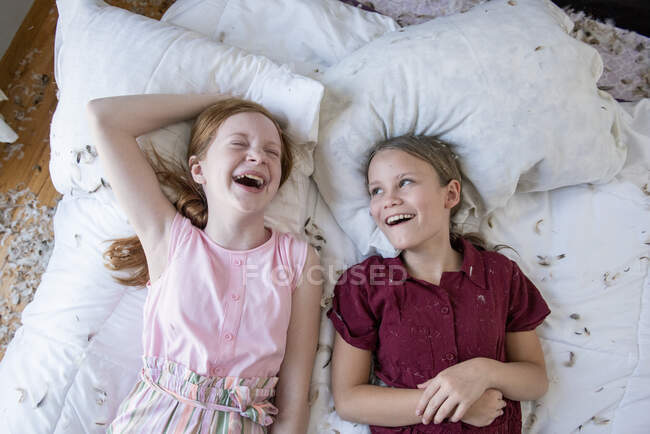 Две девочки играют в спальне дома — стоковое фото