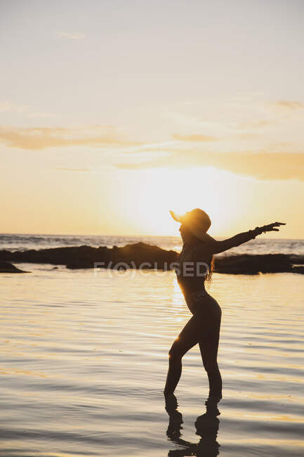 Junges schönes Mädchen im Bikini mit langen blonden Haaren am Strand. — Stockfoto