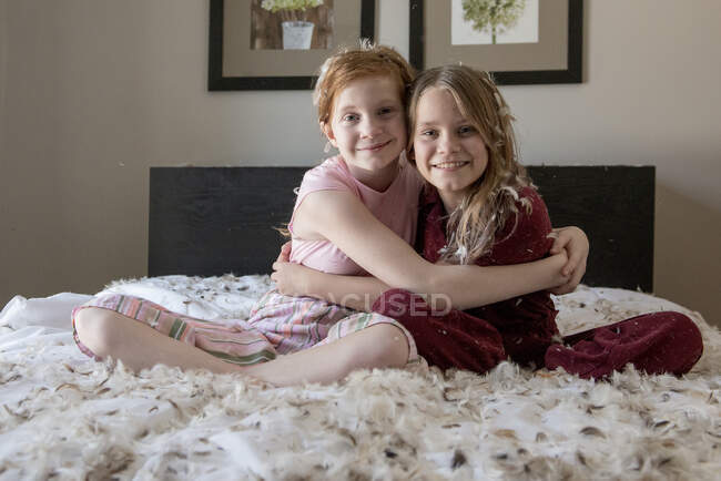 Дві дівчинки грають у спальні. — стокове фото