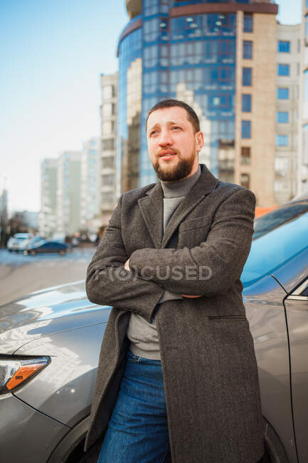 Homme en manteau près de la voiture — Photo de stock