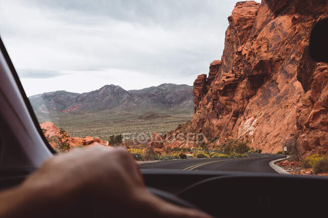 Drivers POW of desert road to the mountains in Valley of Fire, Nevada — Fotografia de Stock