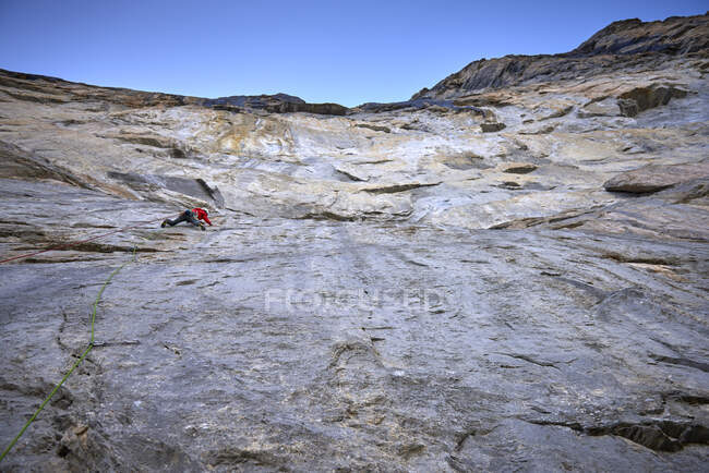 Uomo su una difficile scalata di roccia chiamata Odyssee sulla parete nord dell'Eiger — Foto stock