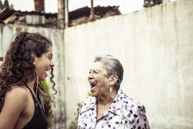 Sorprendida expresión en conversación de familia de mujeres mexicanas locales - foto de stock