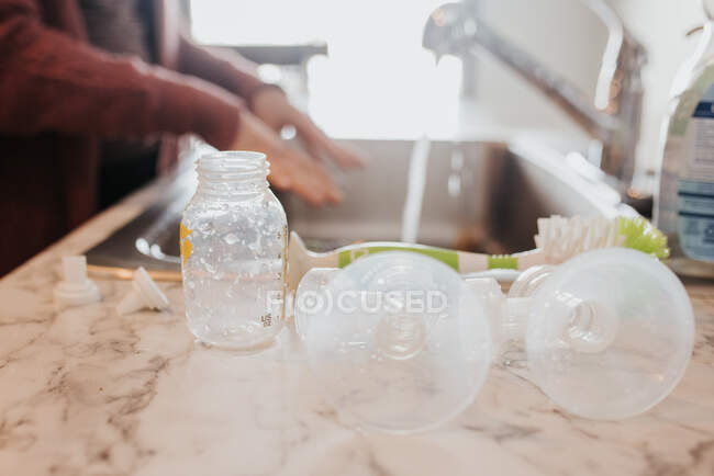 Bottiglia e pompaggio parti disposizione ad asciugare in cucina — Foto stock