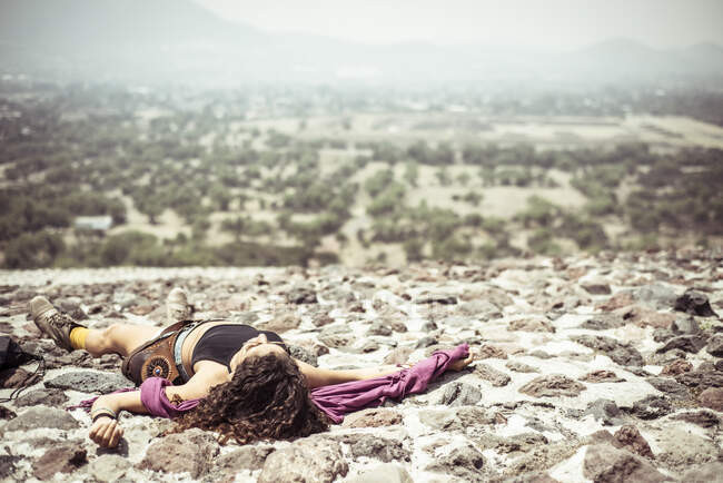 Jovem deitada em ruínas sagradas maias no México — Fotografia de Stock