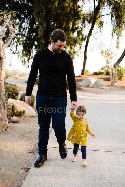 Отец и дочь в парке — стоковое фото