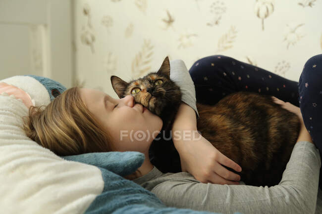 Kind küsst eine Katze. Mädchen und Katze aus nächster Nähe. — Stockfoto