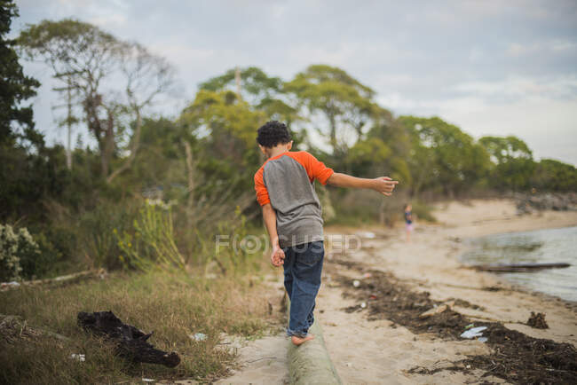 Lifestyle PORTRAIT OF A CONFIDENT Boy balancing — Stock Photo