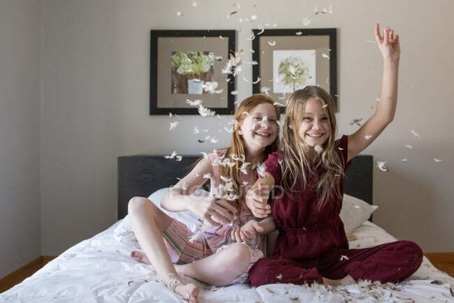 Due ragazze che giocano in camera da letto a casa — Foto stock
