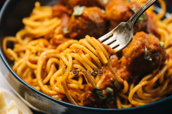 Espaguetis con salsa de tomate y parmesano - foto de stock