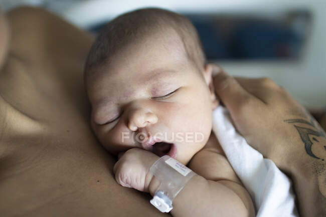 Un nouveau-né avec sa jeune mère à l'hôpital qui se repose. — Photo de stock