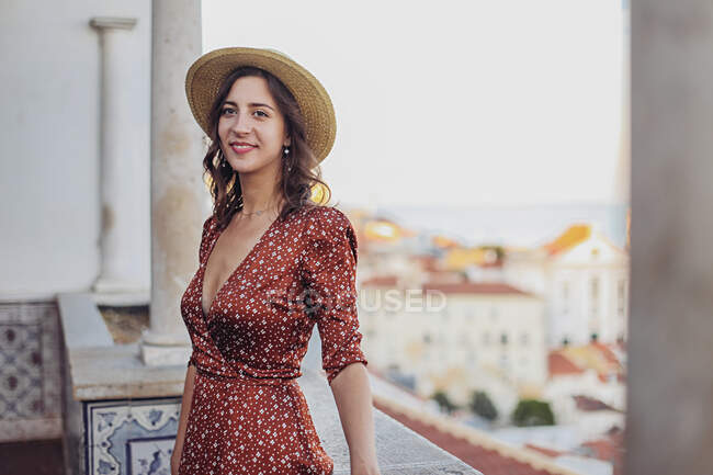 Retrato de bela mulher posando ao ar livre — Fotografia de Stock