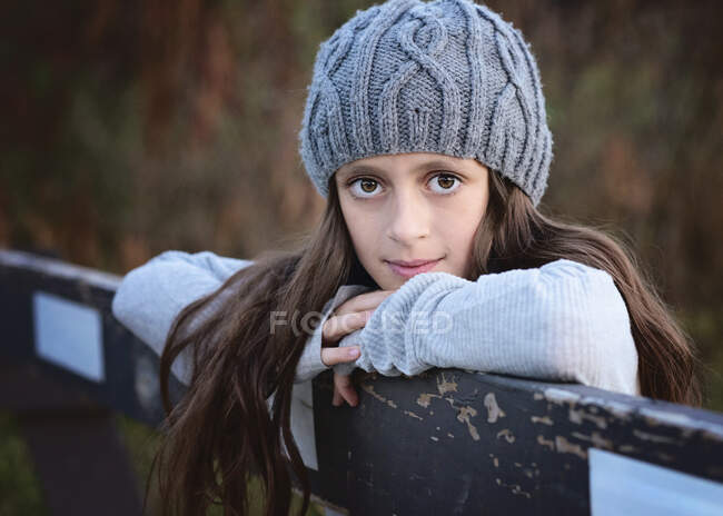 Beautiful young tween girl in sweater and hat outdoors in Fall. — Stock Photo