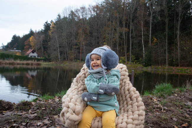 Niedliches Baby in der Nähe des Herbstsees — Stockfoto