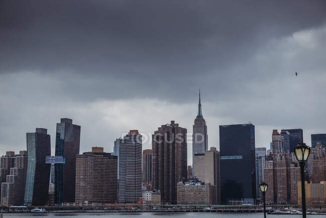 Skyline di New York e Empire State Building il giorno nuvoloso — Foto stock