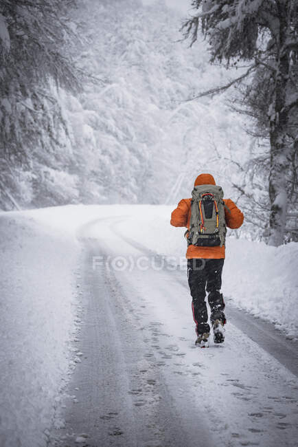 Чоловік з рюкзаком на дорозі, екстремальні пригоди — стокове фото