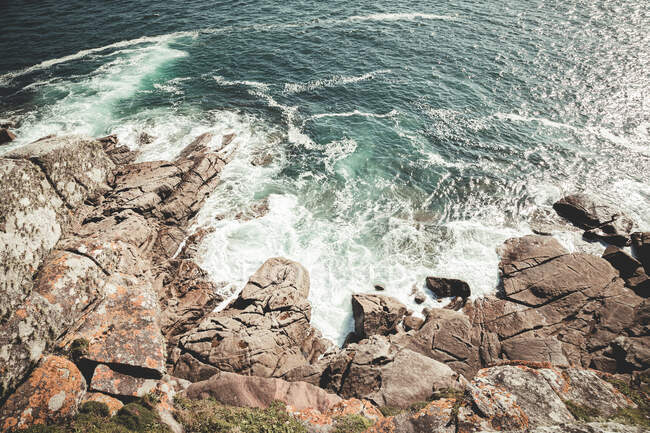 Bela vista para o mar com um penhasco e ondas — Fotografia de Stock