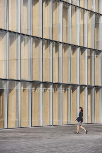 Asian Business woman in Paris — Stock Photo