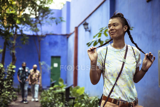 Забавная альтернативная молодая женщина проводит косички в летние каникулы — стоковое фото