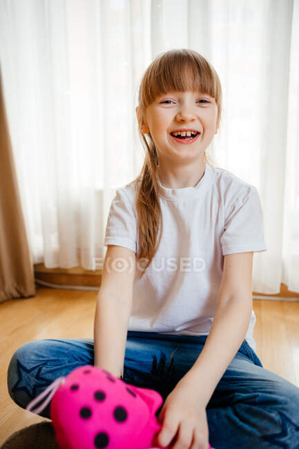 Chica jugando con muñecas en el suelo - foto de stock