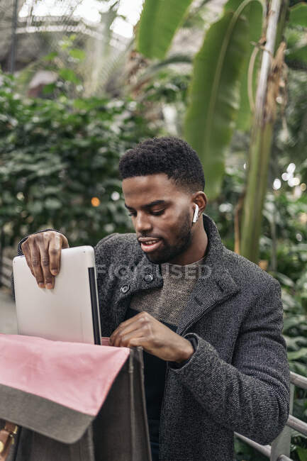 Afro бізнесмен працює на ноутбуці на вулиці — стокове фото