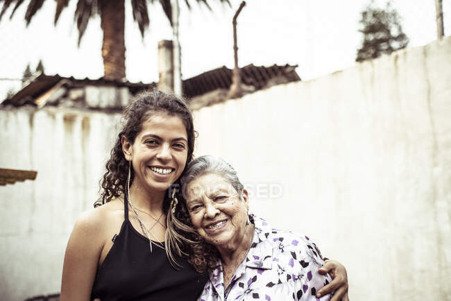 Retrato familiar sonriente de generaciones femeninas mexicanas - foto de stock