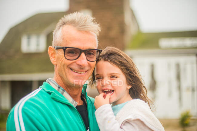 PORTRAIT OF A HAPPY TODDLER & DAD — Stock Photo