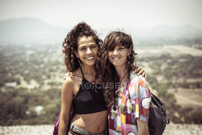 Duas viajantes atraentes do sexo feminino com cachos no mirante antigo — Fotografia de Stock