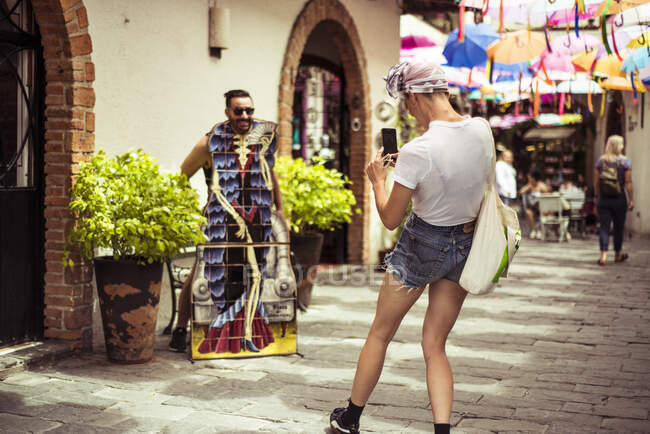 Warm summer fun tourist street phone photo of young adult travellers — Stock Photo